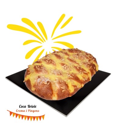 Coca brioix amb crema i pinyons